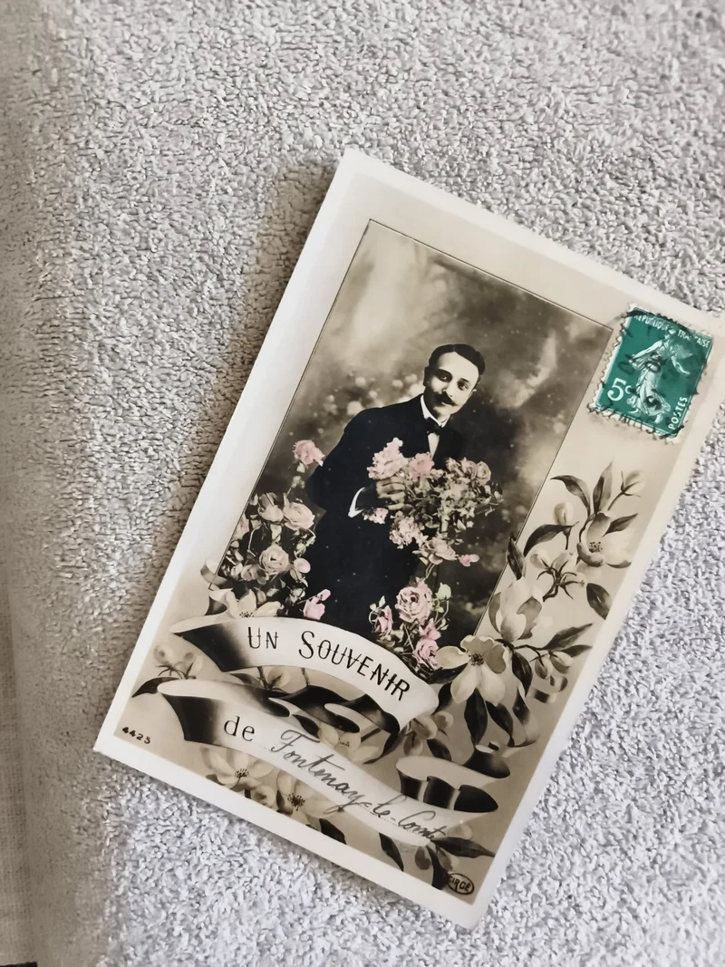Carte postale CPA Un Souvenir de Fontenay-le-Comte homme fleurs timbre