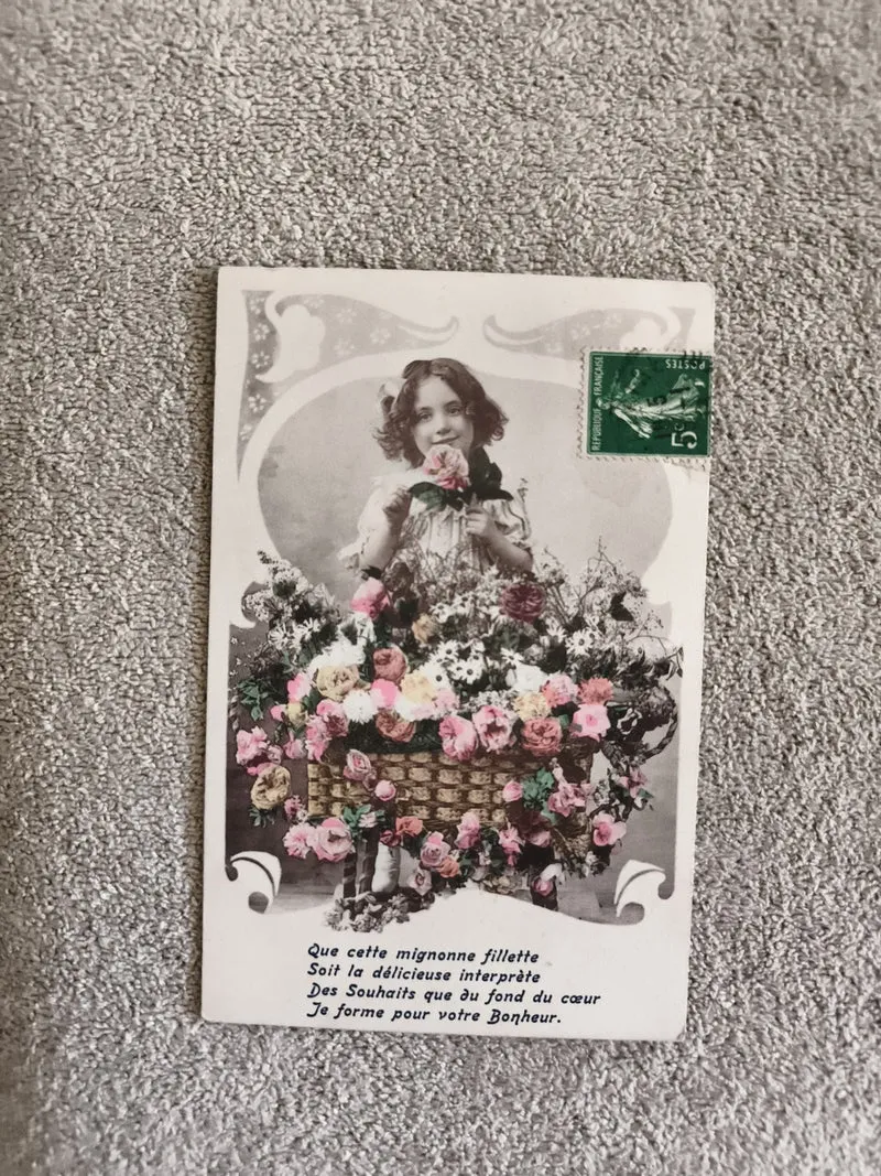 CPA fillette panier fleurs roses carte postale ancienne colorisée timbre