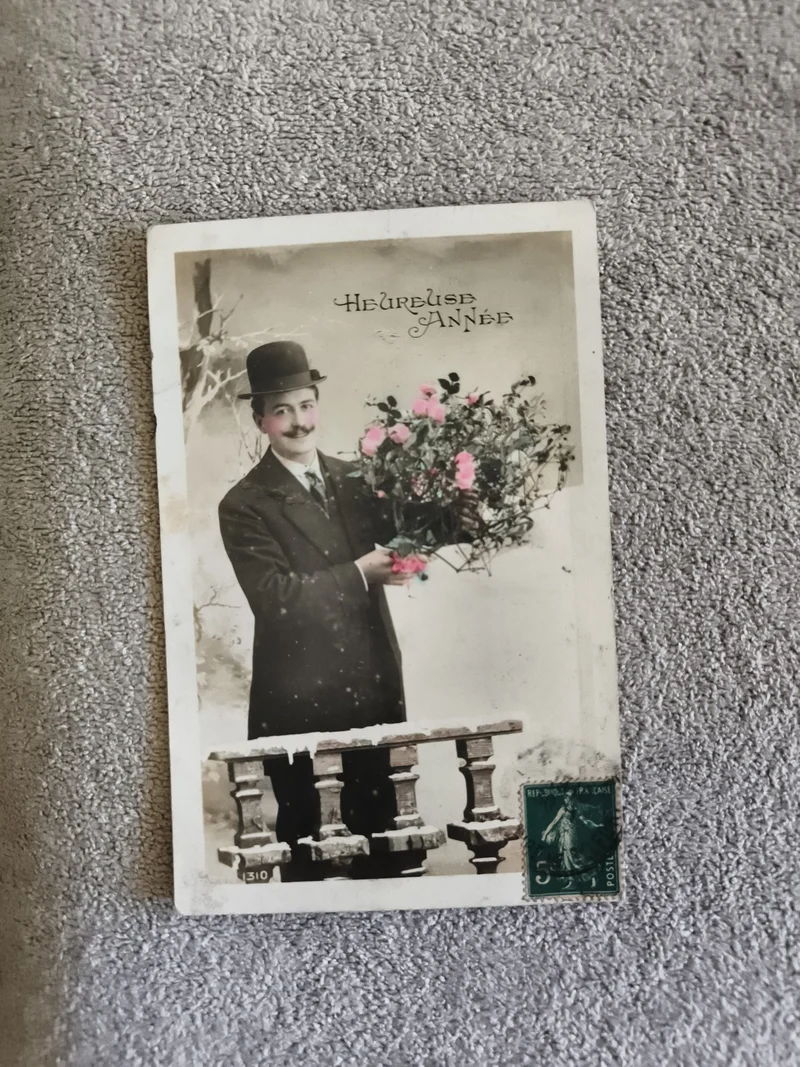 CPA Heureuse Année homme bouquet fleurs timbre France début XXe