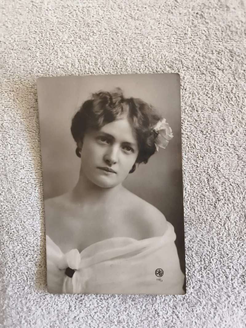 Carte photo portrait femme début XXe siècle CPA studio DLG