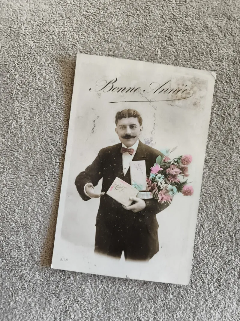 Carte postale ancienne Bonne Année homme bouquet fleurs CPA