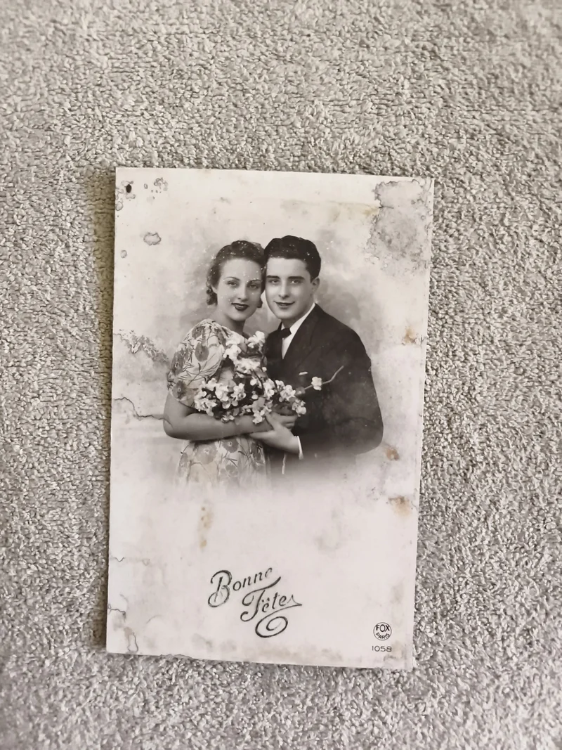 Carte postale photographique Bonne Fêtes couple fleurs FOX 1058 CPA