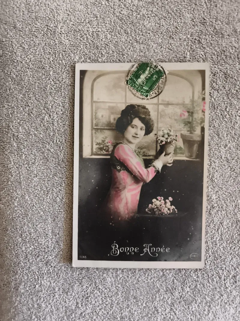 Carte postale Bonne Année début XXe femme fleurs CPA timbre couleur