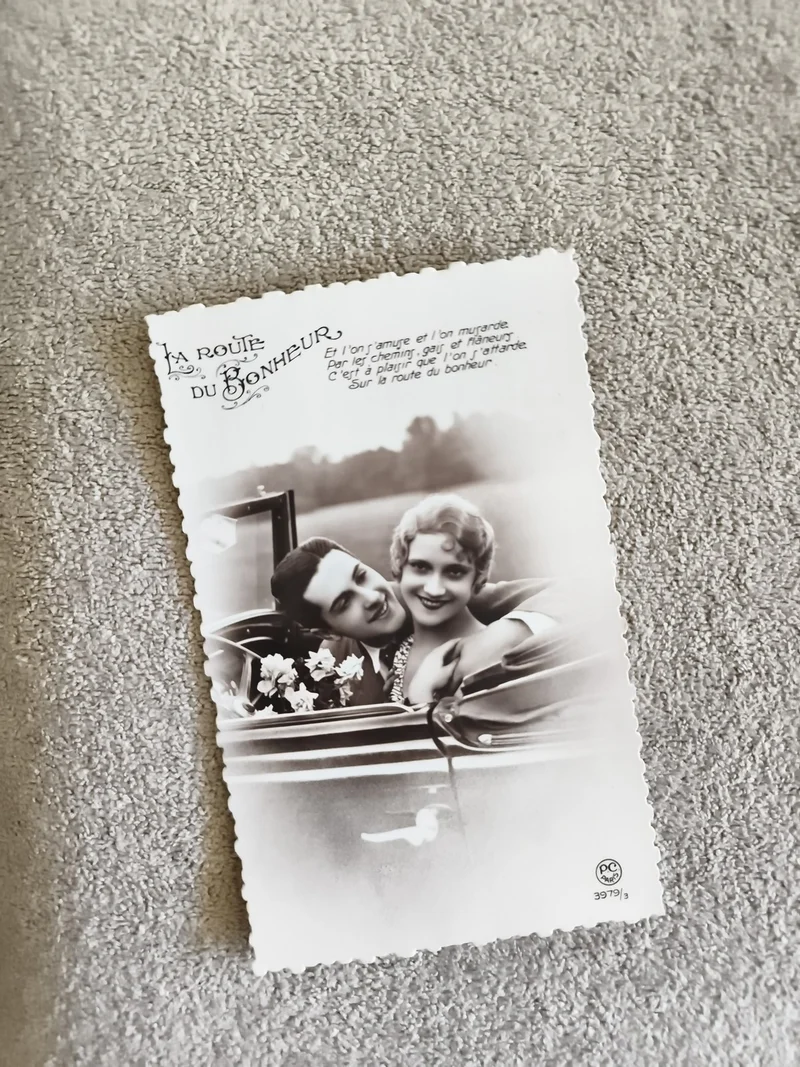 Carte postale photo CPA La Route du Bonheur voiture couple rétro