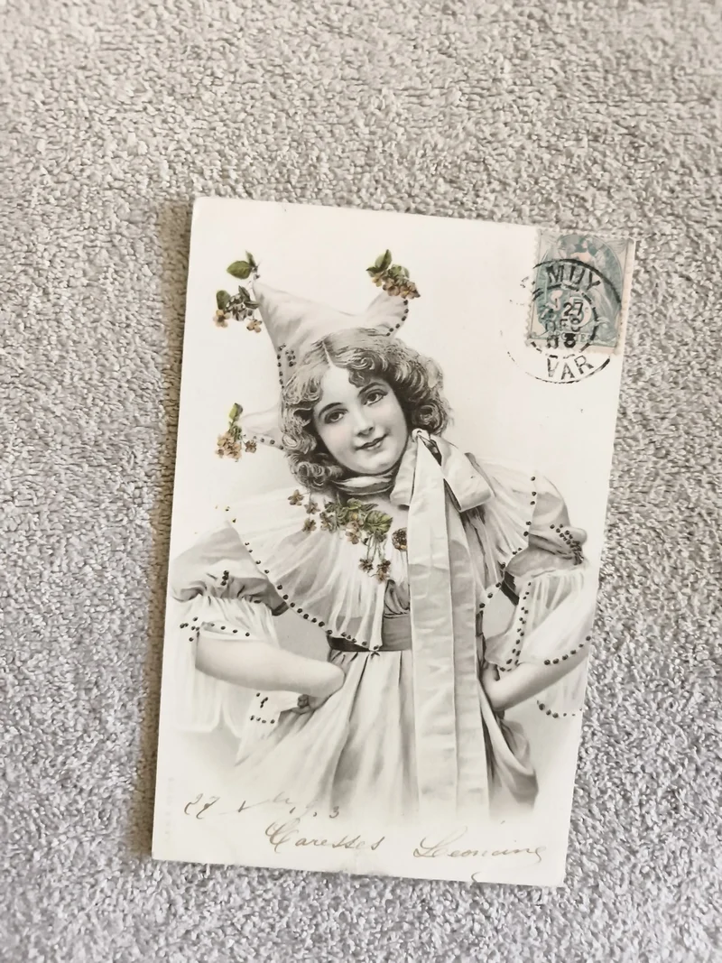 Carte postale ancienne CPA fillette costume Pierrot fleurs timbre Var