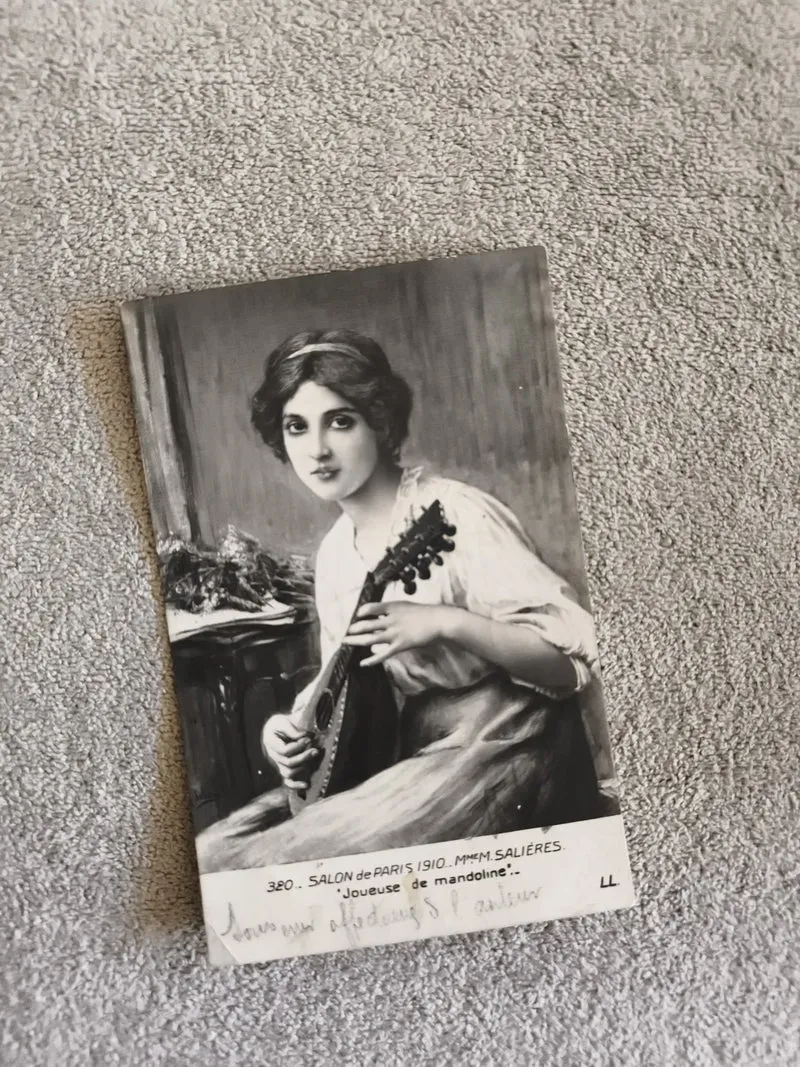 Carte postale CPA 1910 Salon de Paris Joueuse de mandoline LL
