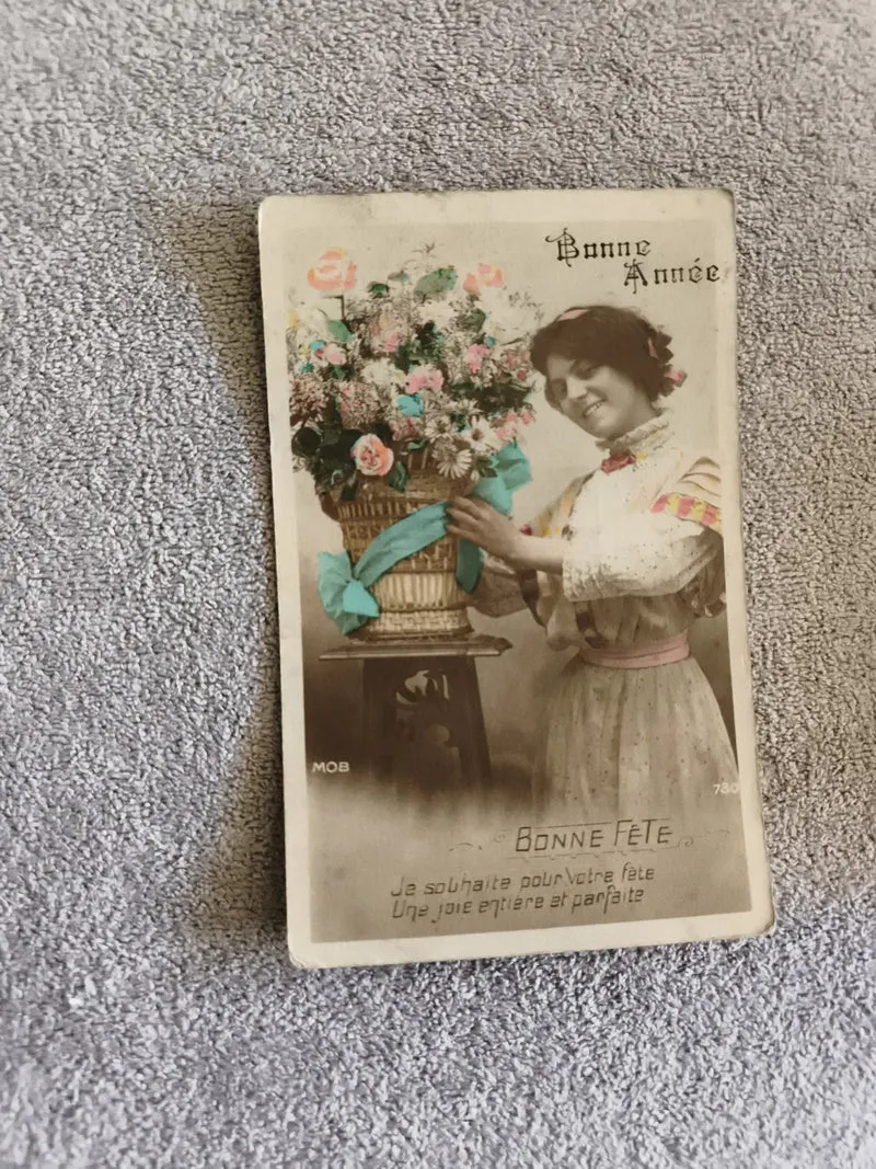 Carte postale ancienne Bonne Année Bonne Fête MOB femme bouquet colorisé