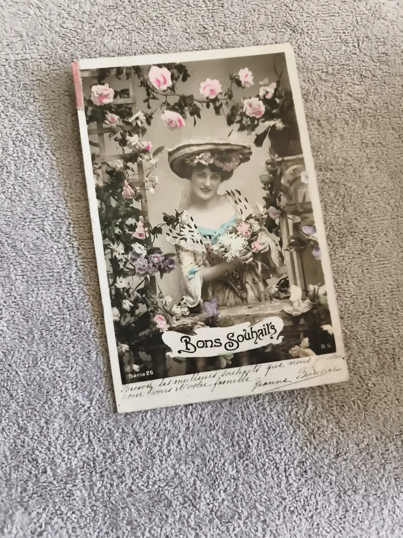Carte postale Bons Souhaits fleurie femme chapeau CPA début XXe Série 26