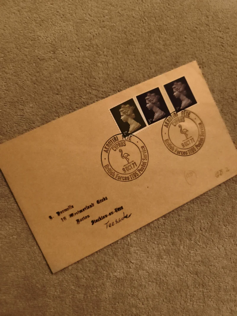Lettre affranchie timbres GB 3p obliteration Akrotiri Chypre 1977 philatélie (Re