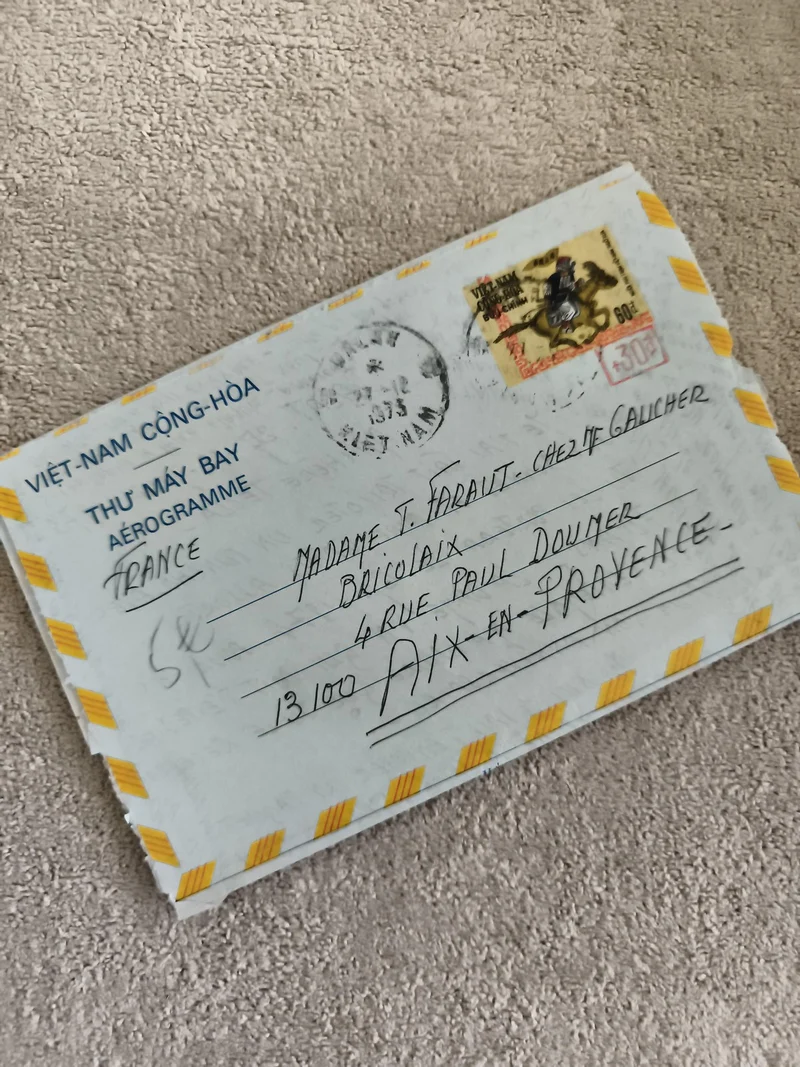 Lettre aérienne Vietnam France affranchie 1975 aérogramme philatélie