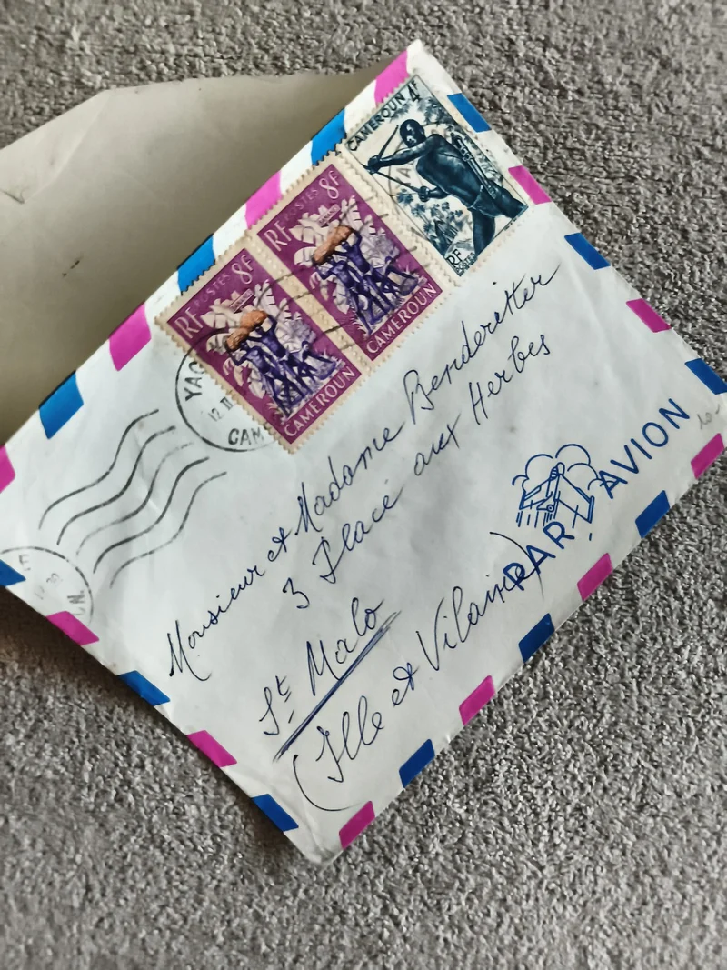 Lettre affranchie Cameroun 3 timbres RF 8F et 15F, enveloppe avion décorée