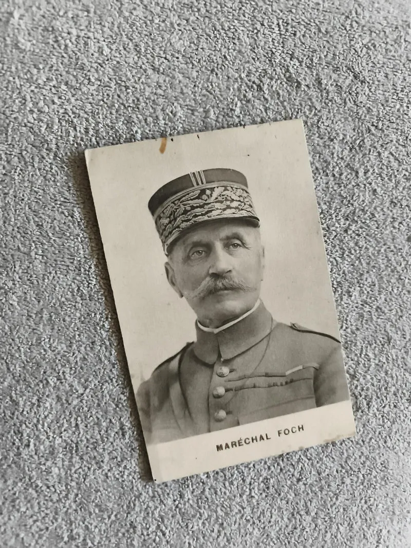 Carte postale photo Maréchal Foch portrait militaire philatélie