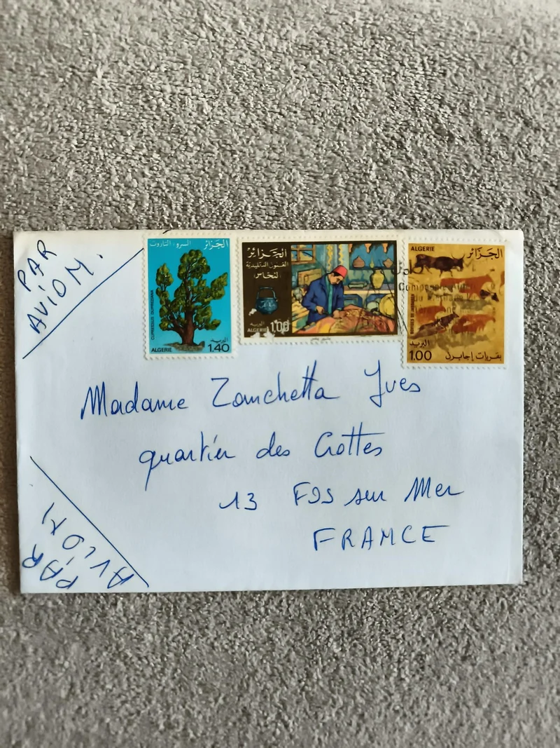 Lettre affranchie Algérie 3 timbres illustrés – par avion, philatélie France