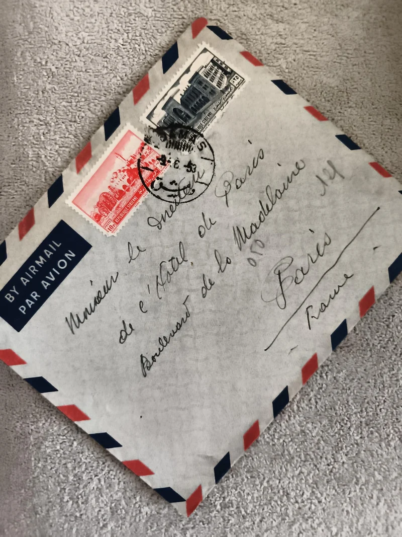 Lettre airmail affranchie timbres Moyen-Orient, enveloppe avion Paris philatélie