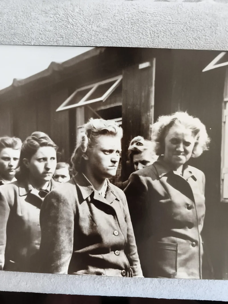 CPA photo femmes uniformes vestes boutons époque 1940s noir et blanc