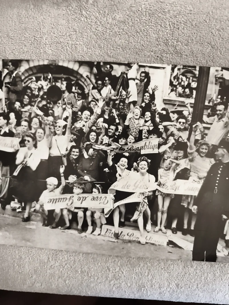 CPA photo fête Libération Paris foule 1940s noir et blanc