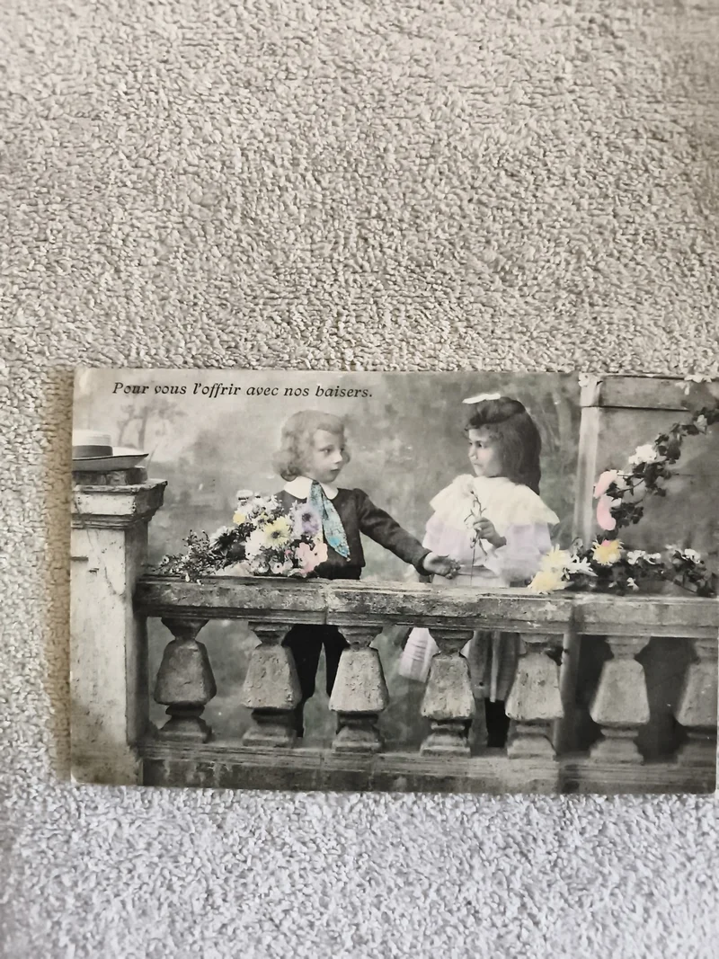 CPA ancienne enfants bouquet fleurs colorisée début XXe carte postale