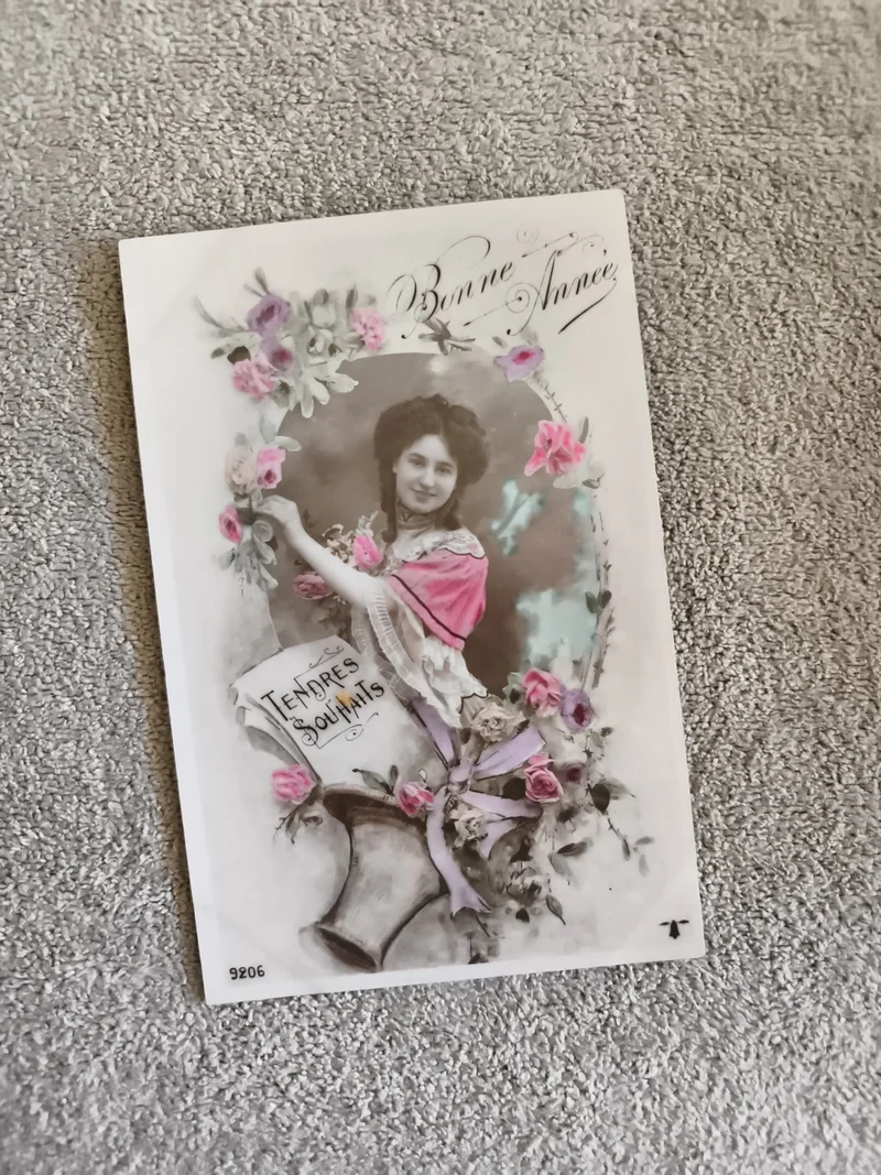 Carte postale Bonne Année début XXe, illustration femme fleurs, CPA