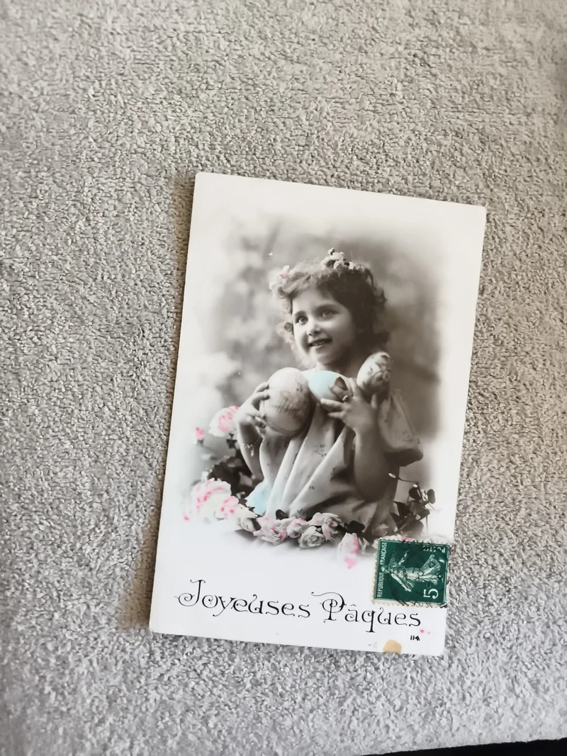 Carte postale ancienne Joyeuses Pâques fillette œufs fleurs CPA