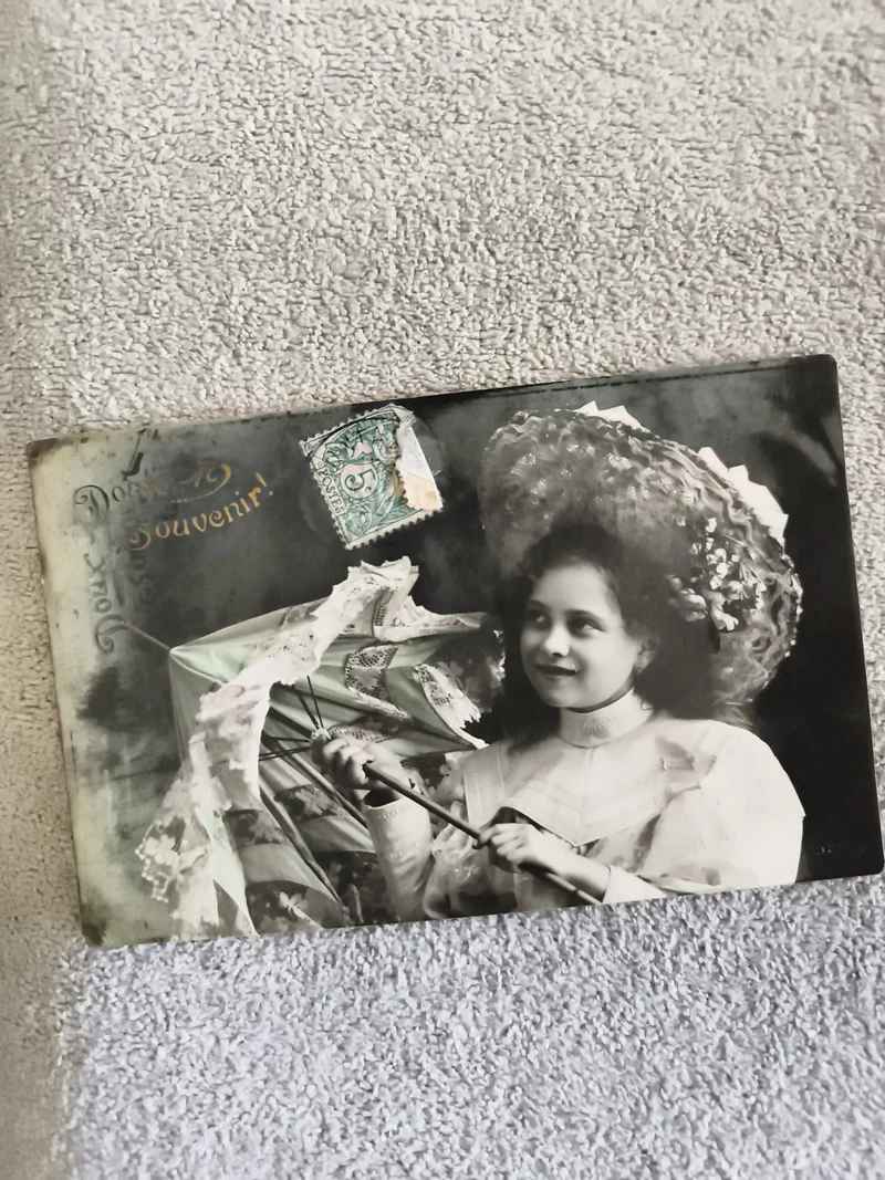 Carte postale ancienne CPA fillette ombrelle chapeau timbre 5c début XXe