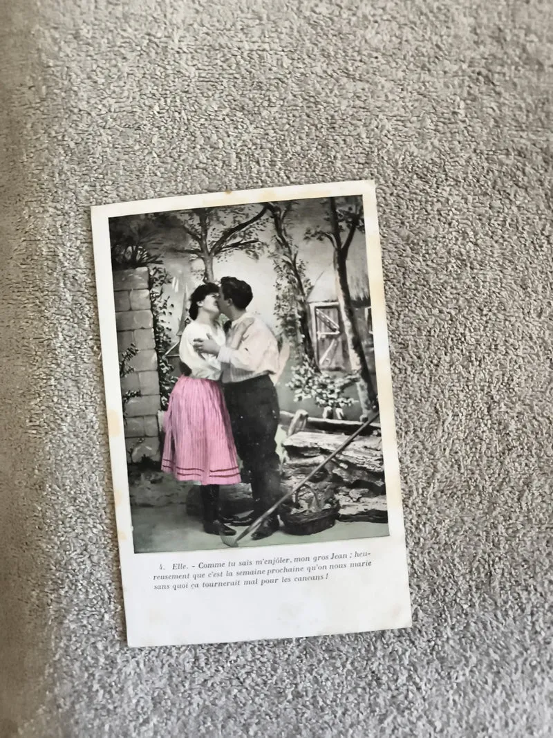 CPA scène amoureuse humour rural costume colorisé début XXe France