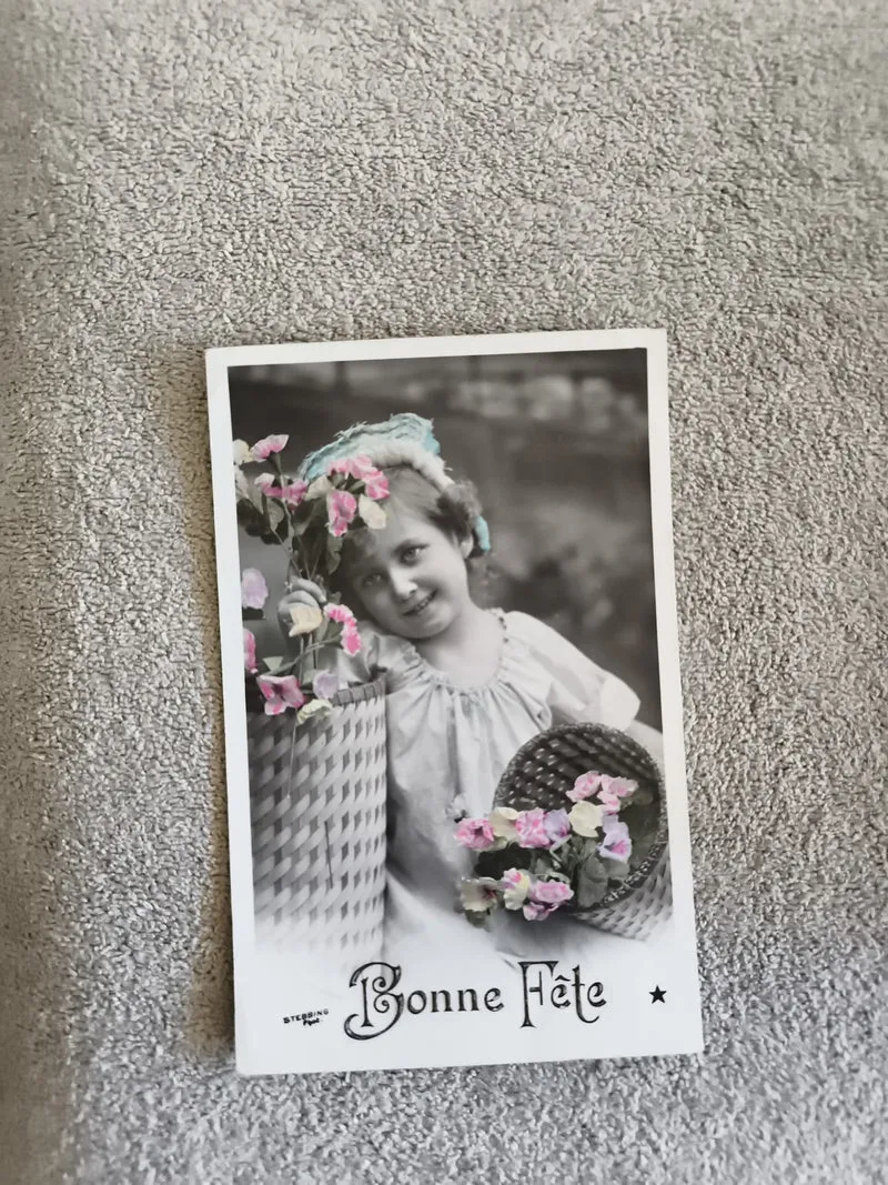 Carte postale Bonne Fête fillette fleurs colorisées CPA début XXe