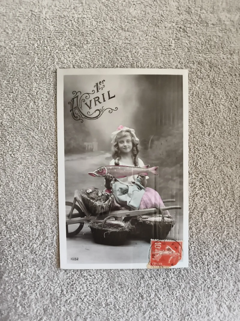 Carte postale CPA 1er Avril fillette poisson timbre France