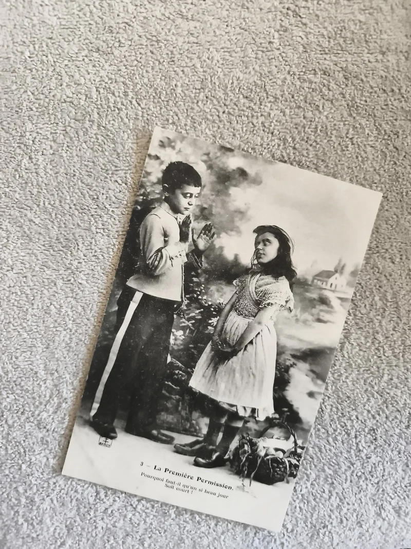 CPA photo ancienne La Première Permission scène enfants costume début XXe