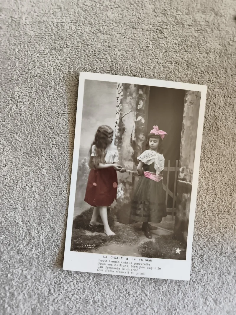 CPA Stebbing La Cigale et la Fourmi carte photo colorisée début XXe