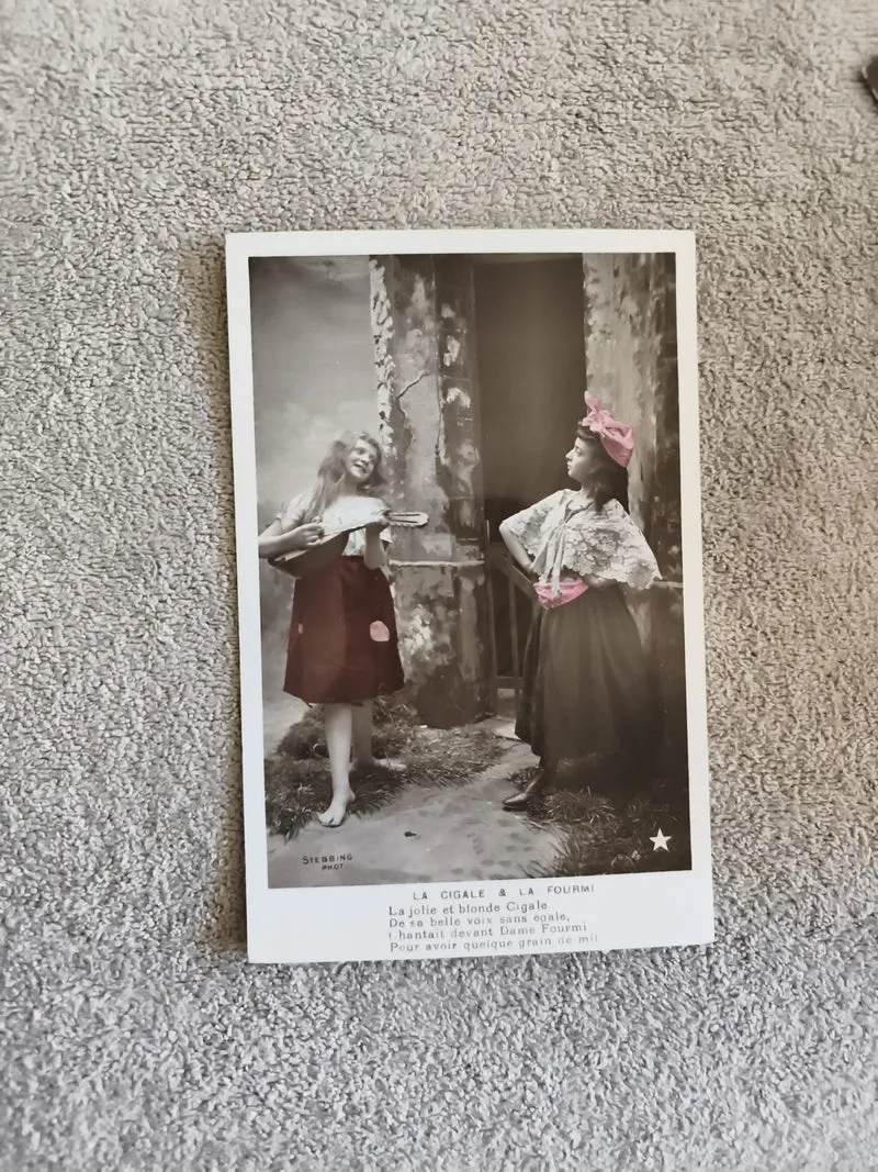 CPA La Cigale et la Fourmi Stebbing photo colorisée scène costumée