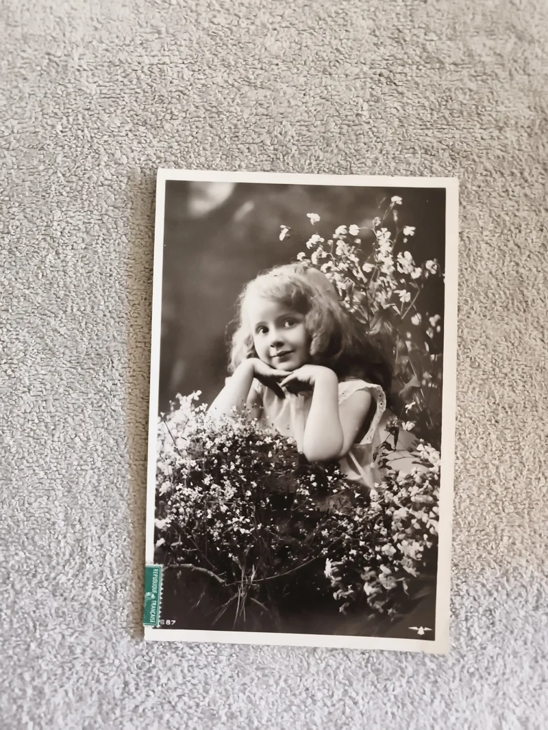 Carte photo CPA fillette fleurs noir et blanc années 30 portrait studio