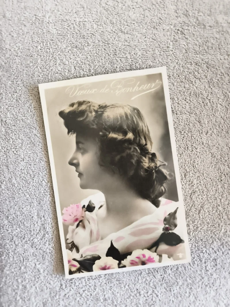CPA Femme profil fleurs Vœux de Bonheur photo colorisée début XXe