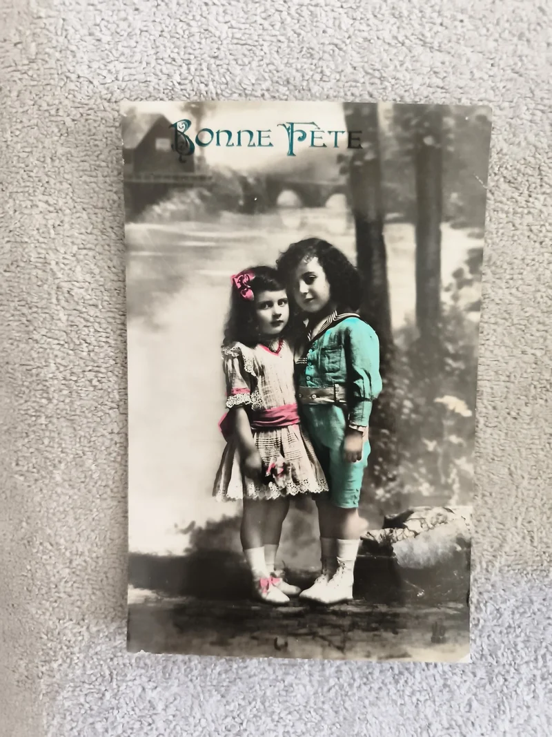 Carte photo Bonne Fête enfants colorisée CPA début XXe décor rétro