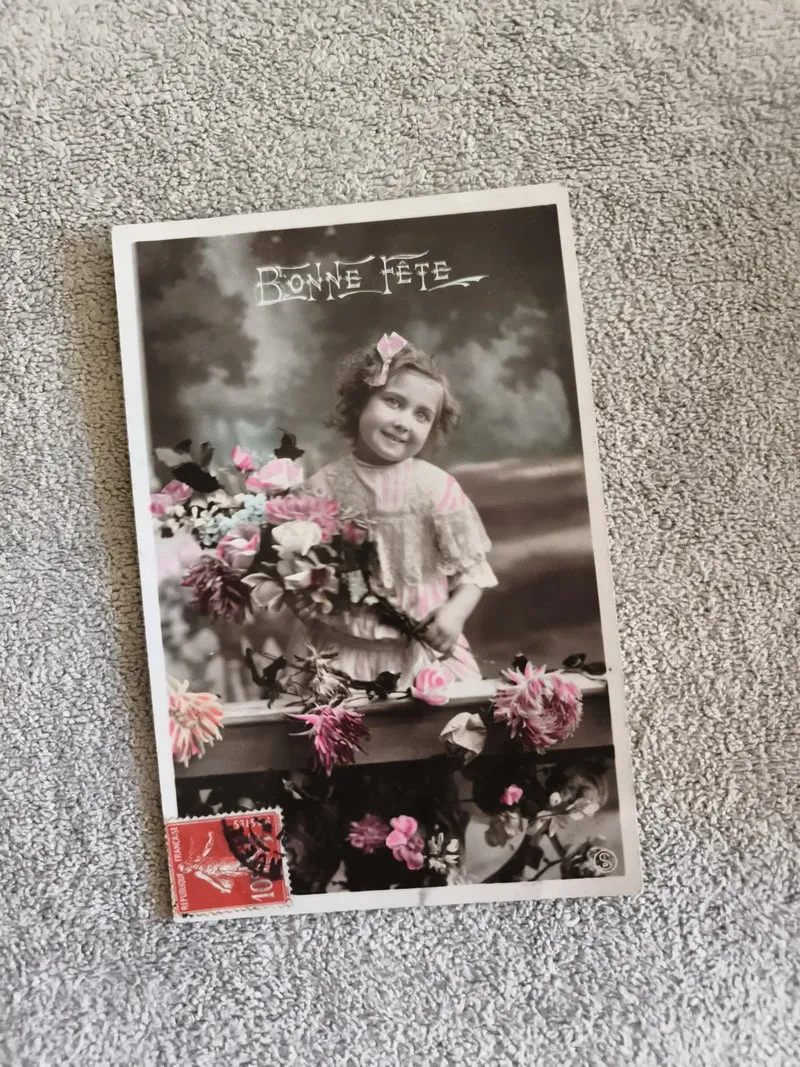 Carte postale ancienne Bonne Fête fillette fleurs colorisées CPA