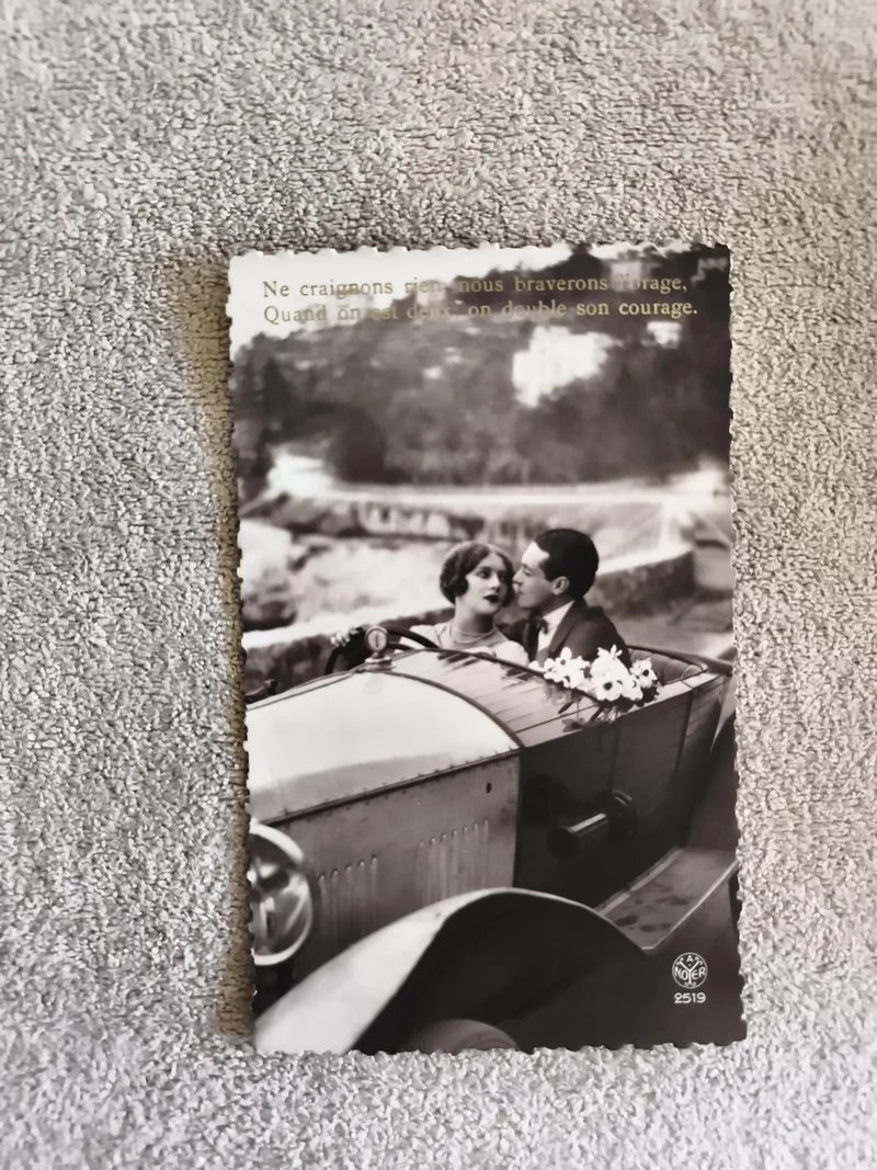CPA ancienne voiture couple La Noyer 2519 noir et blanc photo sentimentale