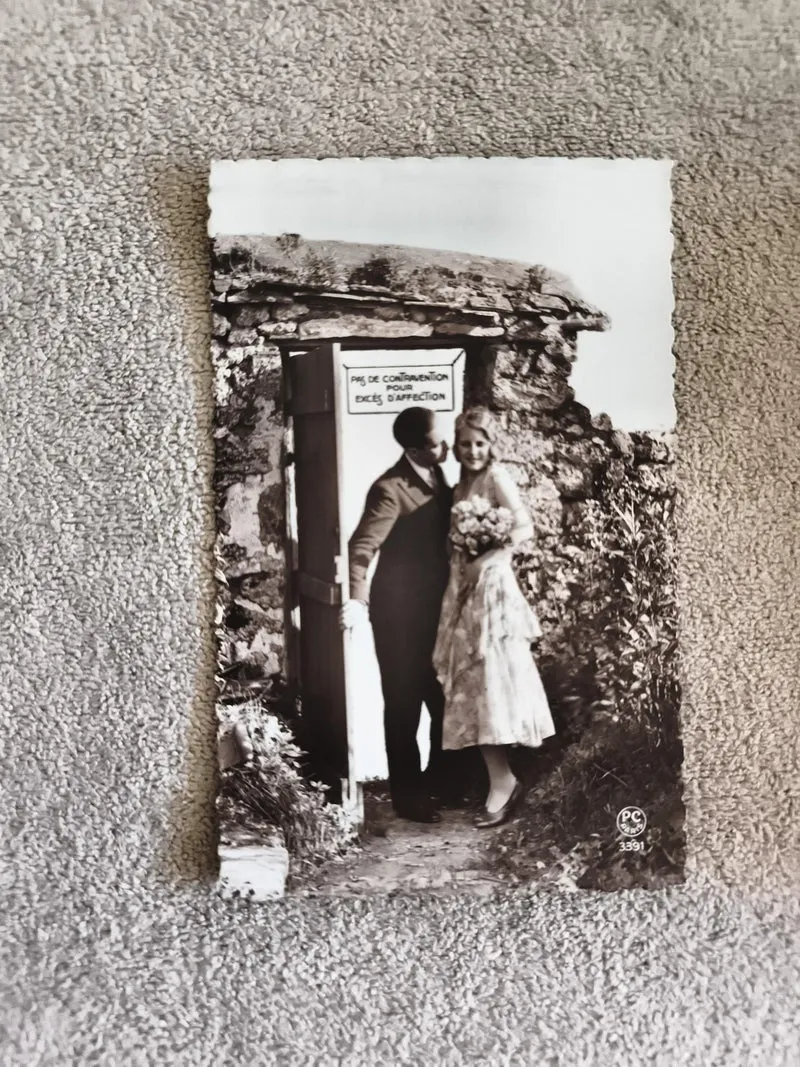 Carte photo humour mariage couple porte inscription CPA