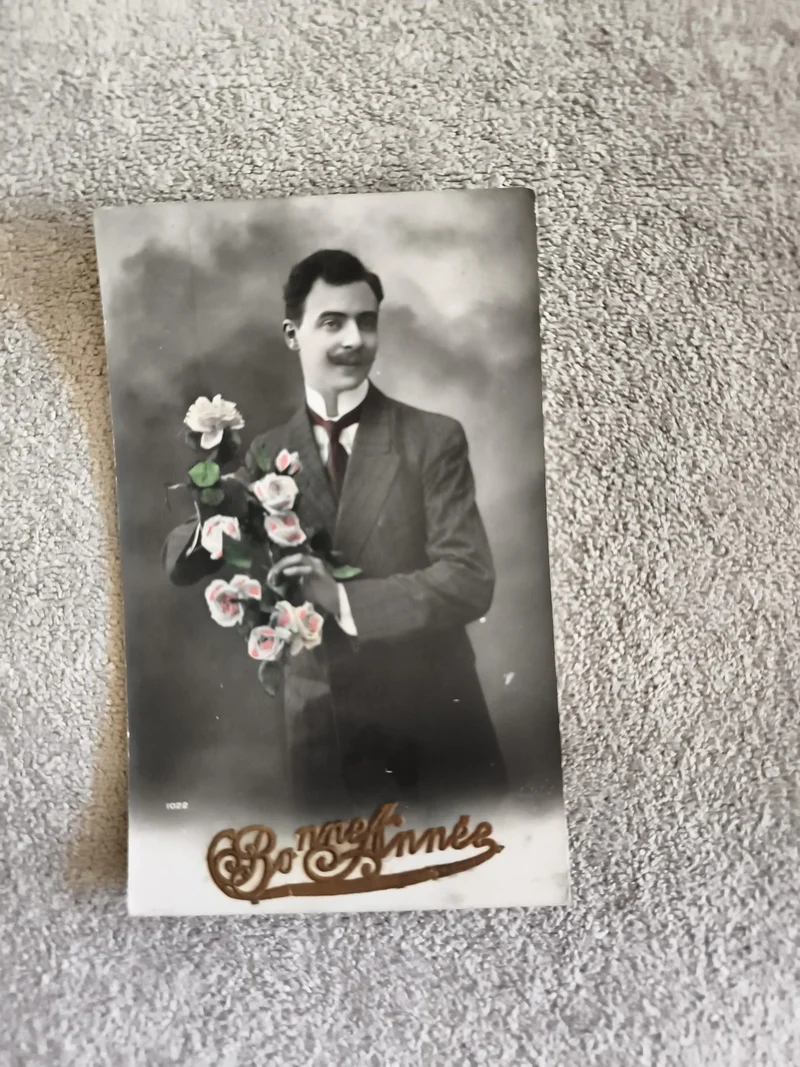 CPA Bonne Année homme costume bouquet roses début XXe photo ancienne