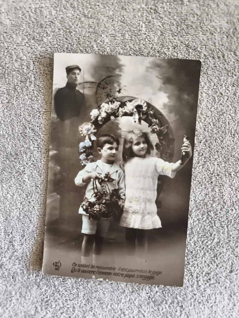 CPA enfantine Guerre 14-18 soldat photo ancienne illustration fleurie