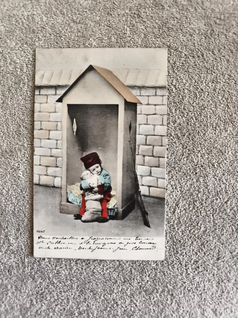 CPA ancienne enfant soldat coloriée abri sentinelle costume XIXe