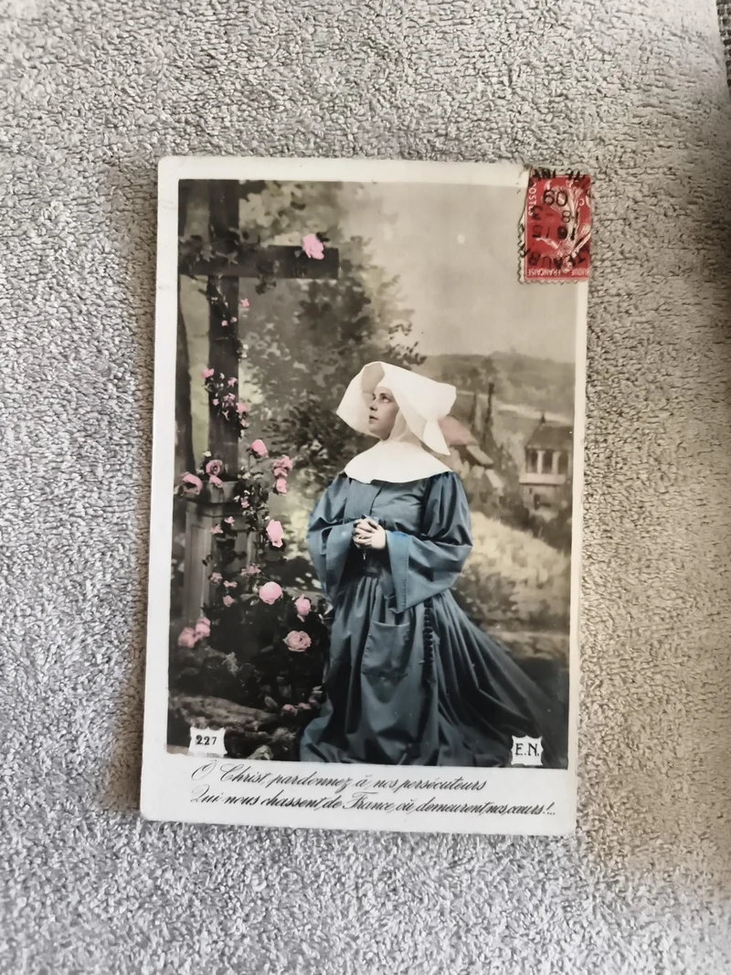 CPA religieuse cornette croix roses colorisée timbre France