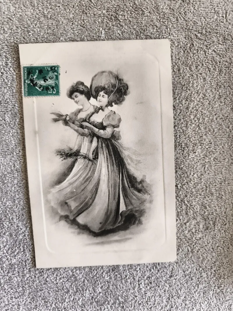 CPA illustrée femmes Belle Époque mode plume timbre France