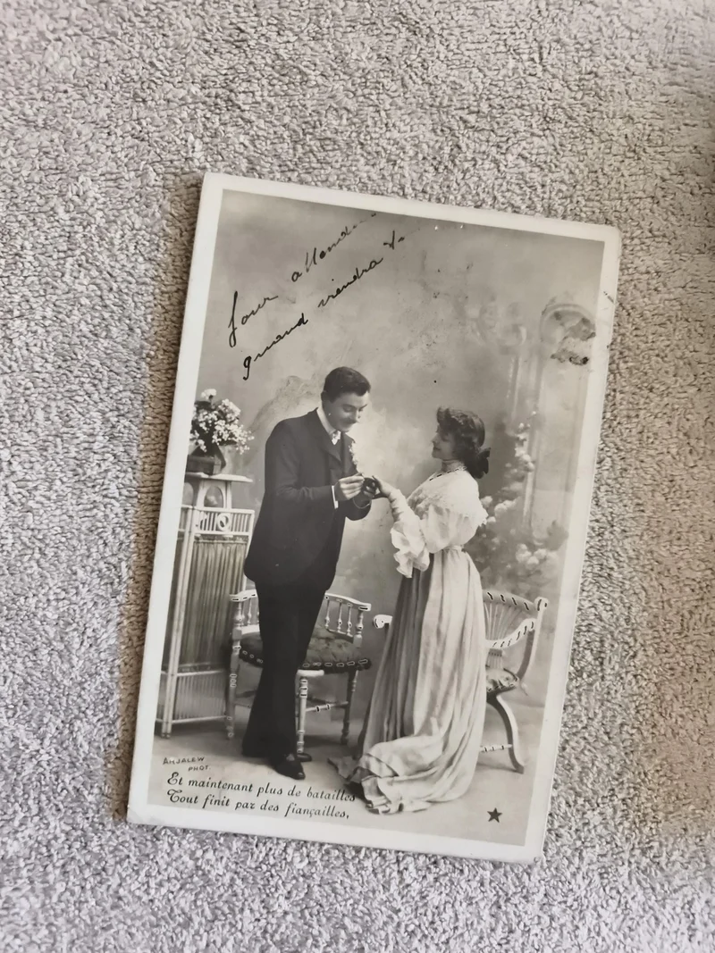 CPA photo fiancés début XXe scène romantique noir et blanc mariage