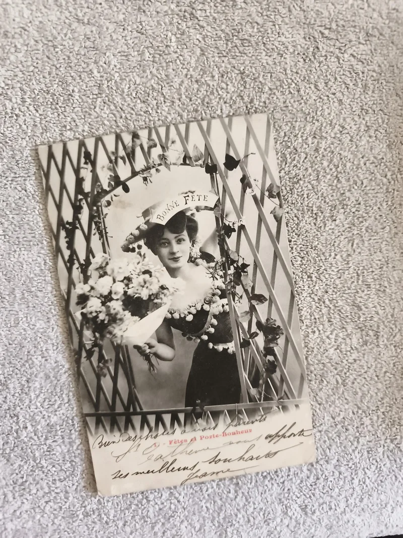 Carte postale ancienne Bonne Fête femme bouquet CPA phototypie début XXe
