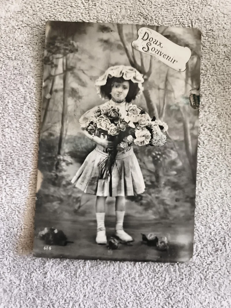 CPA Doux Souvenir fillette bouquet fleurs chapeau carte photo ancienne