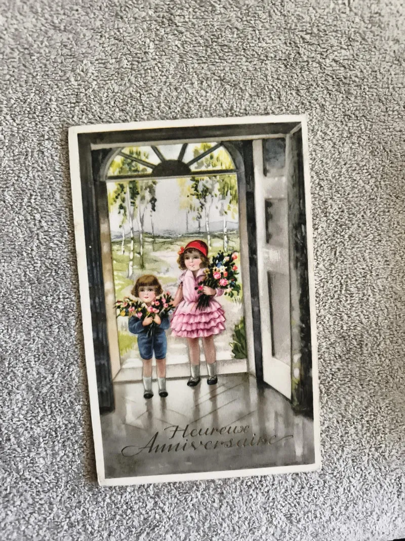CPA illustration enfants bouquets Heureux Anniversaire porte ouverte