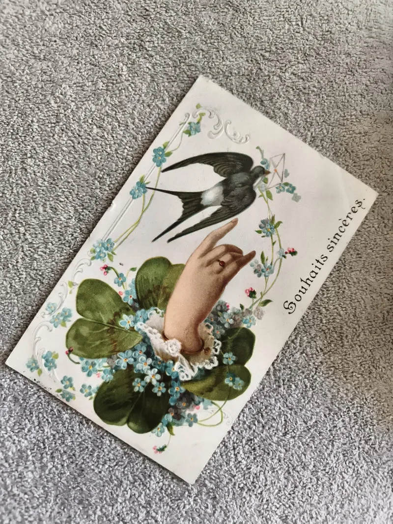 Carte postale illustrée CPA Souhaits sincères main hirondelle fleurs