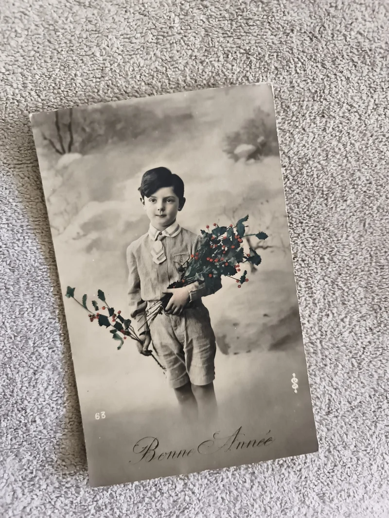 Carte photo Bonne Année enfant garçon houx CPA ancienne noir et blanc