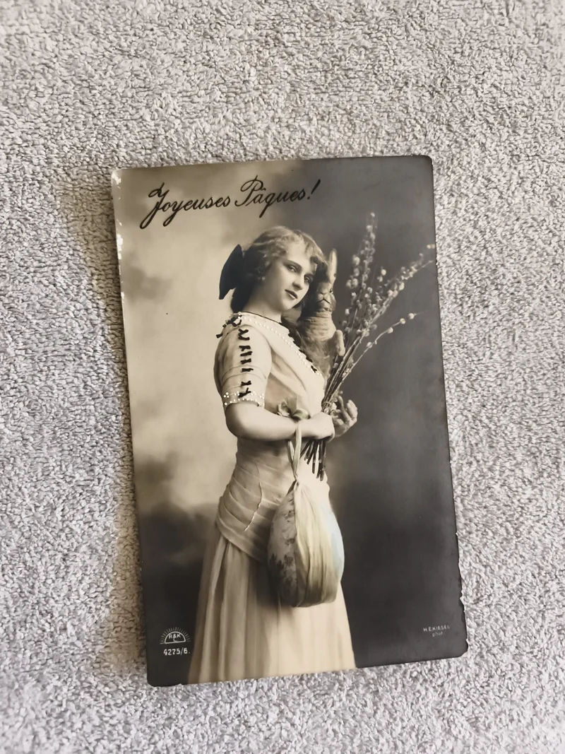 CPA Joyeuses Pâques femme lapin bouquet style début XXe H. Erkesel