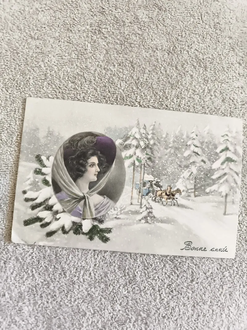 CPA Bonne Année femme portrait hiver traîneau neige illustrée