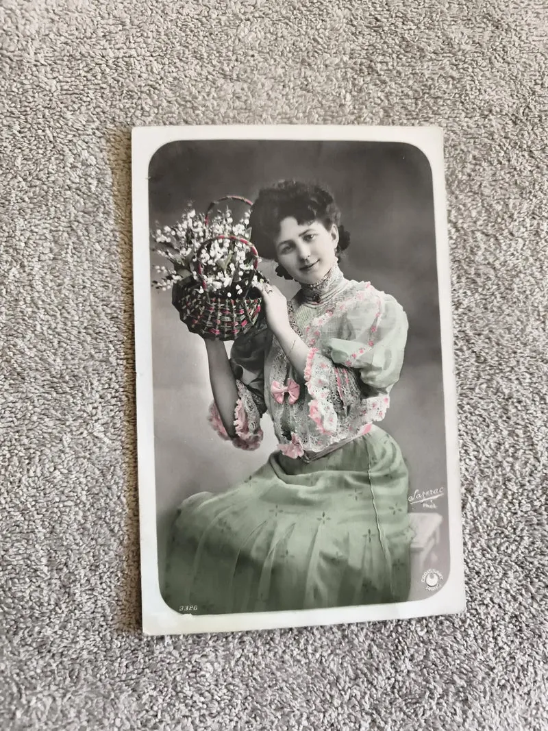 CPA femme panier fleurs colorisée début XXe élégance rétro photo